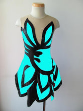 Lade das Bild in den Galerie-Viewer, Türkis Weiß Eiskunstlaufkleid Kürkleid Rollkunstlaufen Tanzkleid Tanzmariechen