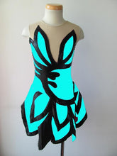 Lade das Bild in den Galerie-Viewer, Türkis Weiß Eiskunstlaufkleid Kürkleid Rollkunstlaufen Tanzkleid Tanzmariechen