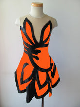 Lade das Bild in den Galerie-Viewer, Lachs Orange Kürkleid Eiskunstlaufklei Rollkunstlaufen Tanzkleid Tanzmariechen