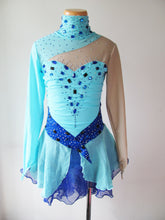 Lade das Bild in den Galerie-Viewer, Türkis Weiß Eiskunstlaufkleid Kürkleid Rollkunstlaufen Tanzkleid Tanzmariechen