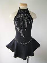 Lade das Bild in den Galerie-Viewer, Schwarz Kürkleid Eiskunstlaufklei Rollkunstlaufen Tanzkleid Tanzmariechen