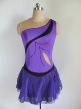 Lade das Bild in den Galerie-Viewer, Lila Schwarz Kürkleid Eiskunstlaufklei Rollkunstlaufen Tanzkleid Tanzmariechen