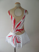 Lade das Bild in den Galerie-Viewer, Weiß Eiskunstlaufkleid Rollkunstlaufen  Kürkleid Tanzkleid Tanzmariechen