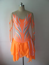 Lade das Bild in den Galerie-Viewer, Lachs Orange Kürkleid Eiskunstlaufklei Rollkunstlaufen Tanzkleid Tanzmariechen