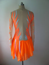 Lade das Bild in den Galerie-Viewer, Orange  Kürkleid Eiskunstlaufklei Rollkunstlaufen Tanzkleid Tanzmariechen