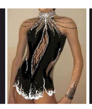 Lade das Bild in den Galerie-Viewer, Schwarz Rot Kürkleid Eiskunstlaufklei Rollkunstlaufen Tanzkleid Tanzmariechen