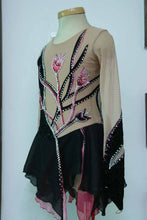 Lade das Bild in den Galerie-Viewer, Schwarz Kürkleid Eiskunstlaufklei Rollkunstlaufen Tanzkleid Tanzmariechen