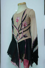 Lade das Bild in den Galerie-Viewer, Schwarz Kürkleid Eiskunstlaufklei Rollkunstlaufen Tanzkleid Tanzmariechen