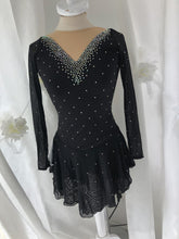 Lade das Bild in den Galerie-Viewer, Schwarz Kürkleid Eiskunstlaufklei Rollkunstlaufen Tanzkleid Tanzmariechen