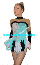 Lade das Bild in den Galerie-Viewer, Türkis Weiß Eiskunstlaufkleid Kürkleid Rollkunstlaufen Tanzkleid Tanzmariechen