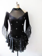 Lade das Bild in den Galerie-Viewer, Schwarz Kürkleid Eiskunstlaufklei Rollkunstlaufen Tanzkleid Tanzmariechen