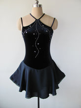 Lade das Bild in den Galerie-Viewer, Schwarz Kürkleid Eiskunstlaufklei Rollkunstlaufen Tanzkleid Tanzmariechen